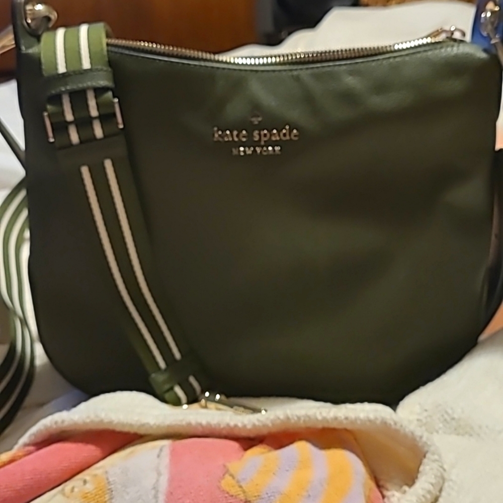 Kate spade crossbody. Beautiful green bag has 2 shoulder straps. Like new!